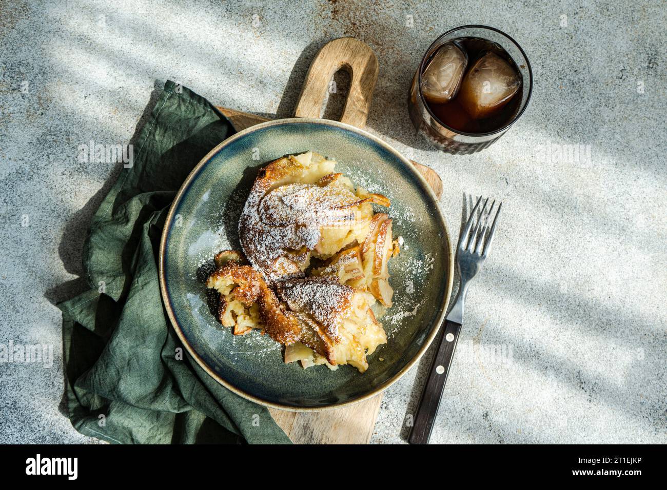 Frittelle di mele con zucchero a velo Foto Stock