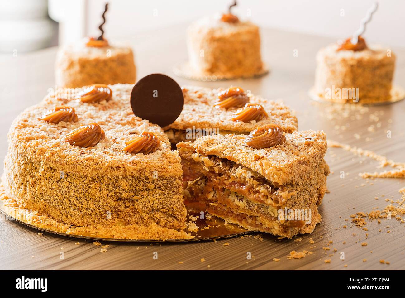Torta Napoleone piena di dulce de leche Foto Stock