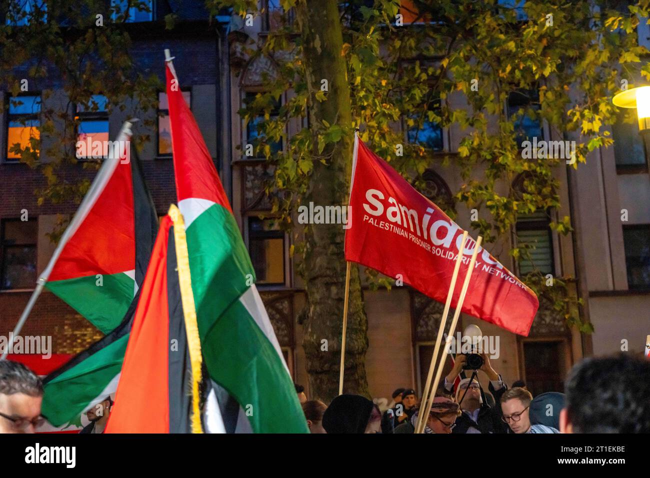 Manifestazione di attivisti pro-palestinesi a Duisburg-Hochfeld, circa 110 manifestanti hanno marciato attraverso il distretto giustificando l'attacco di Hamas ad aga Foto Stock