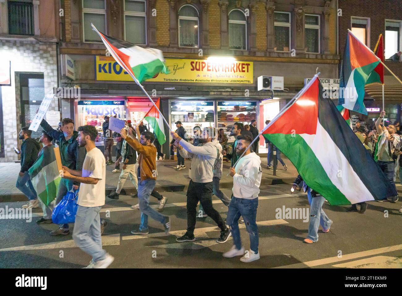 Manifestazione di attivisti pro-palestinesi a Duisburg-Hochfeld, circa 110 manifestanti hanno marciato attraverso il distretto giustificando l'attacco di Hamas ad aga Foto Stock