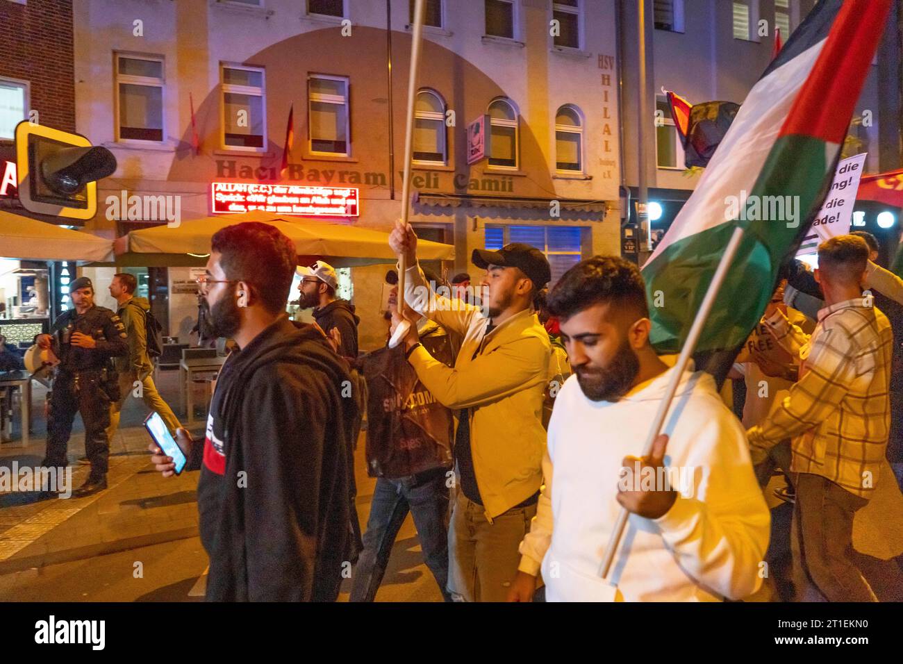Manifestazione di attivisti pro-palestinesi a Duisburg-Hochfeld, circa 110 manifestanti hanno marciato attraverso il distretto giustificando l'attacco di Hamas ad aga Foto Stock