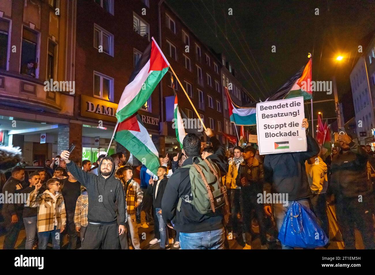 Manifestazione di attivisti pro-palestinesi a Duisburg-Hochfeld, circa 110 manifestanti hanno marciato attraverso il distretto giustificando l'attacco di Hamas ad aga Foto Stock
