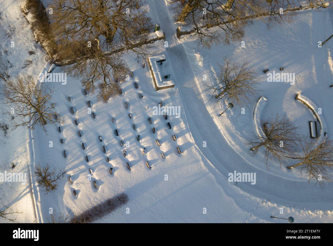 Cimitero dall'alto, è inverno con molta neve Foto Stock
