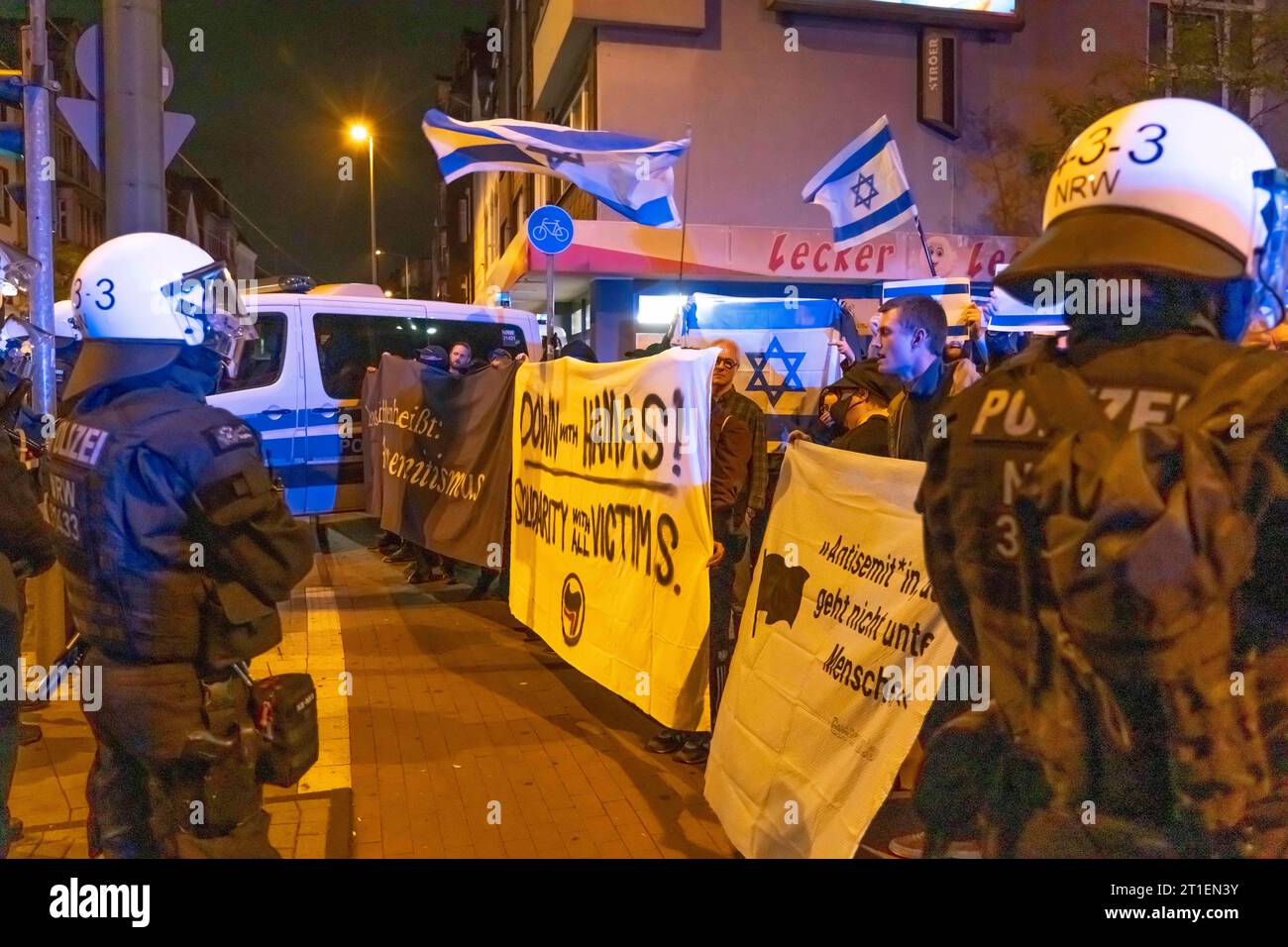 Manifestazione di attivisti pro-palestinesi a Duisburg-Hochfeld, circa 110 manifestanti hanno marciato attraverso il distretto giustificando l'attacco di Hamas ad aga Foto Stock