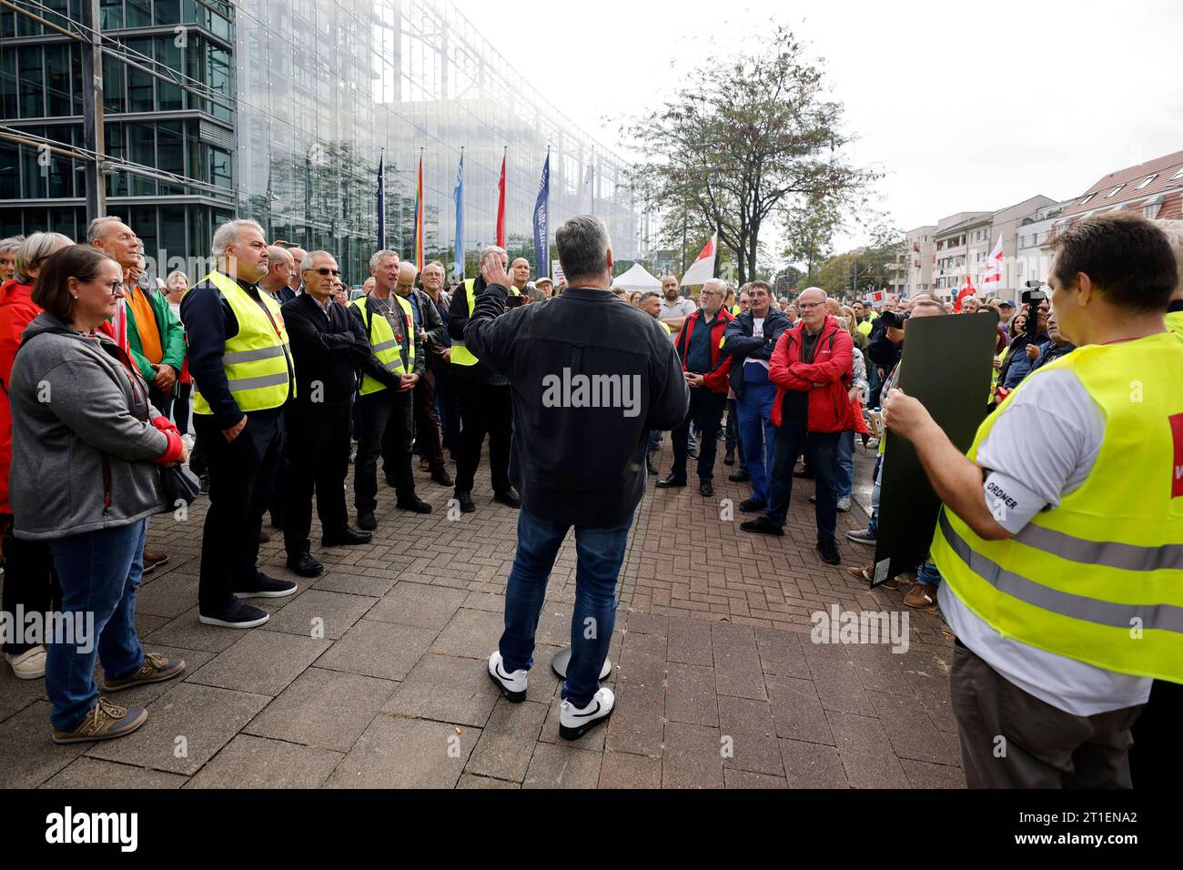 Betriebsrat Harald Hartung spricht bei Protesten vor dem Neven Dumont Haus in Köln: Ehemalige Mitarbeiter der hauseigenen Druckerei des Kölner Verlags Dumont Kölner Stadt-Anzeiger, Kölnische Rundschau, Express protestieren gegen ihre plötzliche Entlassung. Zuvor waren rund 200 Angestellte durch das Management ohne jede Vorwarnung auf die Straße gesetzt und der Zeitungsdruck in eine Druckerei bei Koblenz ausgelagert worden. Die Herausgeber Isabelle Neven Dumont und Christian Dumont Schütte ließen den Betroffenen ihr persönliches Bedauern mitteilen. Köln, 12.10.2023 NRW Deutschland *** Works cou Foto Stock