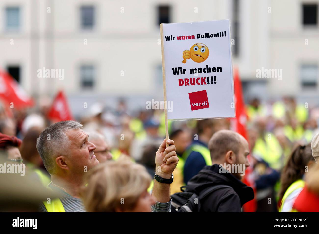 Proteste vor dem Neven Dumont Haus in Köln: Ehemalige Mitarbeiter der hauseigenen Druckerei des Kölner Verlags Dumont Kölner Stadt-Anzeiger, Kölnische Rundschau, Express protestieren gegen ihre plötzliche Entlassung. Zuvor waren rund 200 Angestellte durch das Management ohne jede Vorwarnung auf die Straße gesetzt und der Zeitungsdruck in eine Druckerei bei Koblenz ausgelagert worden. Die Herausgeber Isabelle Neven Dumont und Christian Dumont Schütte ließen den Betroffenen ihr persönliches Bedauern mitteilen. Köln, 12.10.2023 NRW Deutschland *** proteste di fronte alla Neven Dumont House in Co Foto Stock