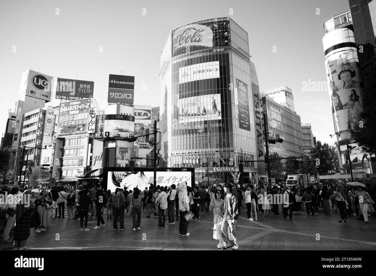 Tokyo, Giappone. 13 ottobre 2023. Il punto di riferimento di Shibuya Scramble Crossing, l'attraversamento pedonale più trafficato del mondo nel cuore di Tokyo. Il Giappone sta affrontando un afflusso di turismo in mezzo alle crescenti tensioni mondiali nell'Asia orientale con la Cina, nonché uno yen indebolito nella sua economia. (Immagine di credito: © Taidgh Barron/ZUMA Press Wire) SOLO USO EDITORIALE! Non per USO commerciale! Foto Stock