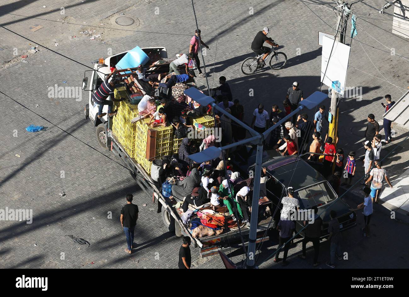 Rafah, Gaza. 13 ottobre 2023. I palestinesi sono sfollati dalle loro case a seguito delle incursioni israeliane di venerdì 13 ottobre 2023 nella città di Gaza, Gaza. Israele ha sigillato Gaza e lanciato attacchi aerei di ritorsione duraturi, che hanno ucciso almeno 1.400 persone con più di 300.000 sfollati. Foto di Ismael Mohamad/UPI credito: UPI/Alamy Live News Foto Stock