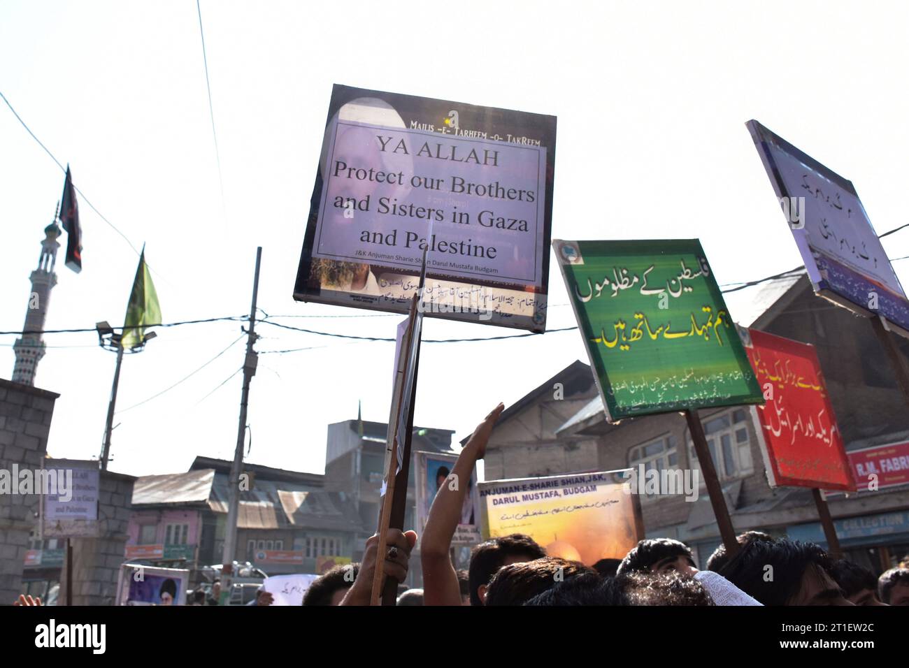 Budgam, India. 13 ottobre 2023. I musulmani del Kashmir tengono cartelli mentre gridano slogan anti-Israele durante una manifestazione di protesta a sostegno della Palestina a Budgam, a circa 25 km da Srinagar. In mezzo alla guerra in corso di Israele a Gaza, a seguito degli attacchi che finora hanno causato oltre 1.300 vite umane e causato più di 3.300 feriti, la gente del posto nella valle del Kashmir ha organizzato proteste a sostegno della Palestina dopo le preghiere del venerdì. Credito: SOPA Images Limited/Alamy Live News Foto Stock