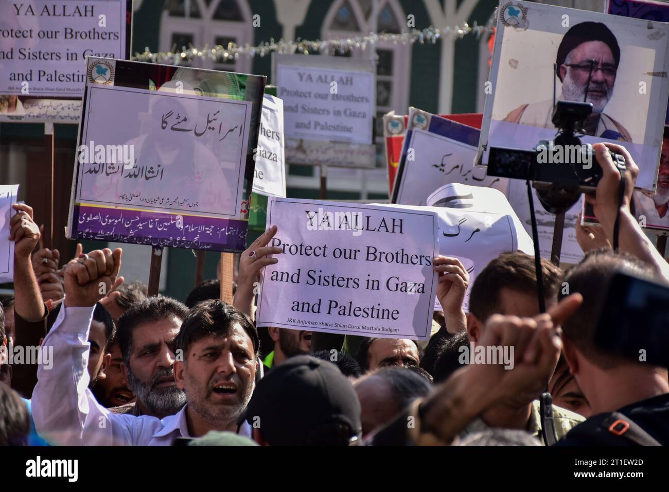 Budgam, India. 13 ottobre 2023. I musulmani del Kashmir tengono cartelli mentre gridano slogan anti-Israele durante una manifestazione di protesta a sostegno della Palestina a Budgam, a circa 25 km da Srinagar. In mezzo alla guerra in corso di Israele a Gaza, a seguito degli attacchi che finora hanno causato oltre 1.300 vite umane e causato più di 3.300 feriti, la gente del posto nella valle del Kashmir ha organizzato proteste a sostegno della Palestina dopo le preghiere del venerdì. Credito: SOPA Images Limited/Alamy Live News Foto Stock