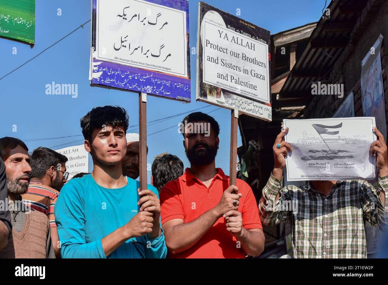 Budgam, India. 13 ottobre 2023. I musulmani del Kashmir tengono cartelli durante una manifestazione di protesta a sostegno della Palestina a Budgam, a circa 25 km da Srinagar. In mezzo alla guerra in corso di Israele a Gaza, a seguito degli attacchi che finora hanno causato oltre 1.300 vite umane e causato più di 3.300 feriti, la gente del posto nella valle del Kashmir ha organizzato proteste a sostegno della Palestina dopo le preghiere del venerdì. Credito: SOPA Images Limited/Alamy Live News Foto Stock