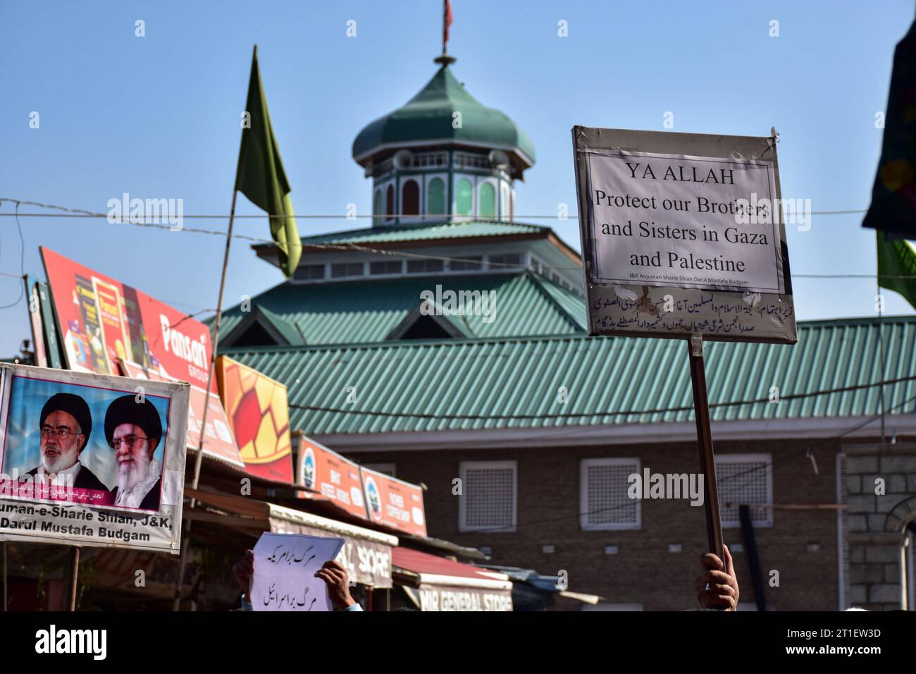 Budgam, India. 13 ottobre 2023. I cartelli sono visti durante una manifestazione di protesta a sostegno della Palestina a Budgam, a circa 25 km da Srinagar. In mezzo alla guerra in corso di Israele a Gaza, a seguito degli attacchi che finora hanno causato oltre 1.300 vite umane e causato più di 3.300 feriti, la gente del posto nella valle del Kashmir ha organizzato proteste a sostegno della Palestina dopo le preghiere del venerdì. Credito: SOPA Images Limited/Alamy Live News Foto Stock