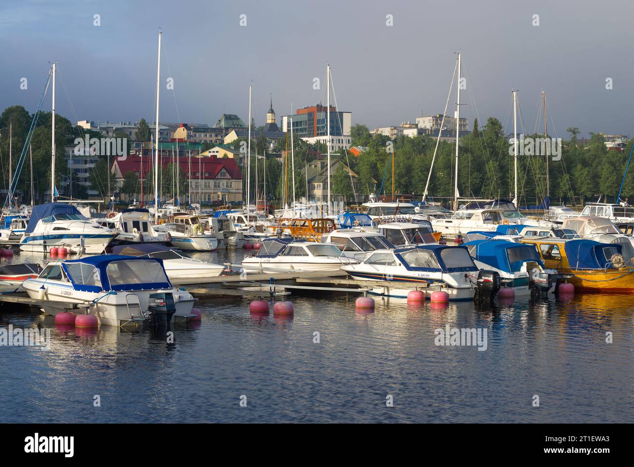 Lappeenranta, FINLANDIA - 12 GIUGNO 2017: Nebbia di giugno mattina nel porticciolo urbano Foto Stock