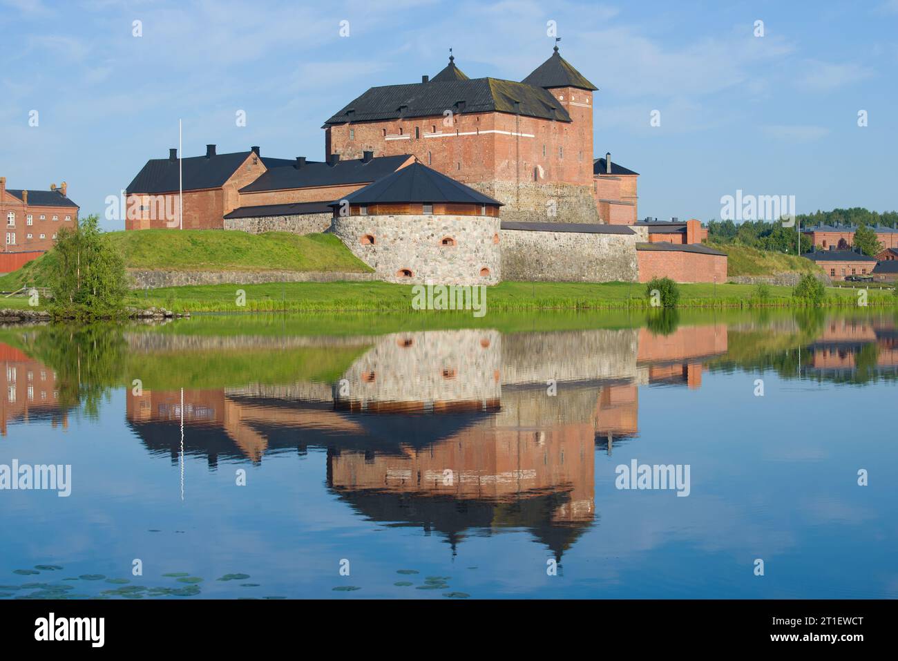 Fortezza di Hameenlinna con riflessi ravvicinati nella soleggiata mattinata di luglio. Finlandia Foto Stock