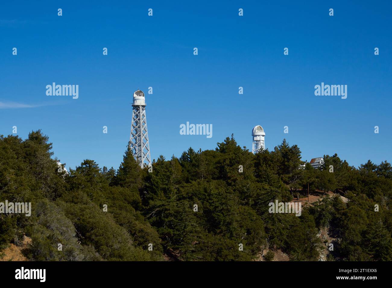 I telescopi Snow Solar di 150 piedi, sinistra e 60 piedi dell'Osservatorio di Mount Wilson situato sulle San Gabriel Mountains, Los Angeles, California Foto Stock