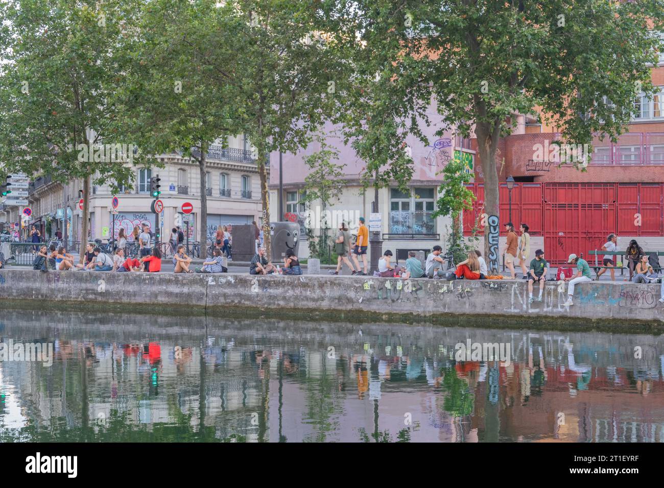 Parigi Francia autentica vita quotidiana, aperitivo Canal St Martin Foto Stock