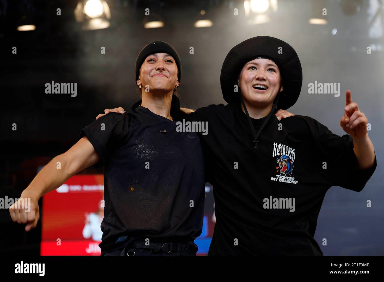 Die Finals 2023 Breaking Frauen Deutsche Meisterschaft B-Girls finale AM 09.07.2023 in der Gießhalle 1 im Landschaftspark Duisburg-Nord a Duisburg JILOU ( Jilwan RASUL ) -L- gewinnt das Final Battle gegen PAULINE ( Pauline NETTESHEIM ) -R- und wird deutsche Meisterin. Foto: Norbert Schmidt, Düsseldorf Foto Stock