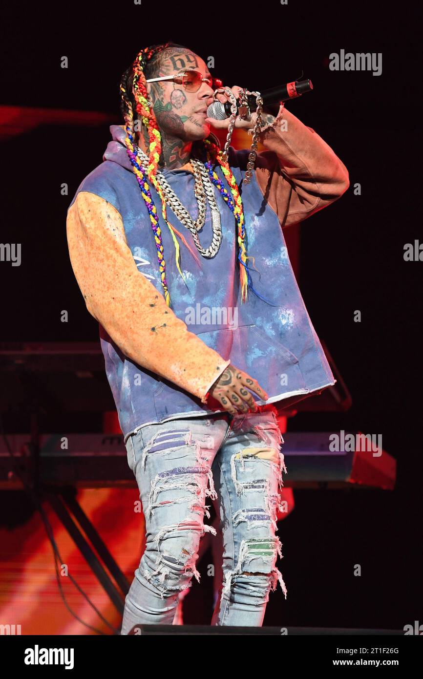 **FILE PHOTO** Tekashi 6ix9ine presumibilmente aggredisce il produttore nella Repubblica Dominicana . SUNRISE FL - 20 MAGGIO: Tekashi 6ix9ine si esibisce durante il concerto di Uforia Amor A la musica alla FLA Live Arena il 20 maggio 2023 a Sunrise, Florida. Copyright: Xmpi04x credito: Imago/Alamy Live News Foto Stock