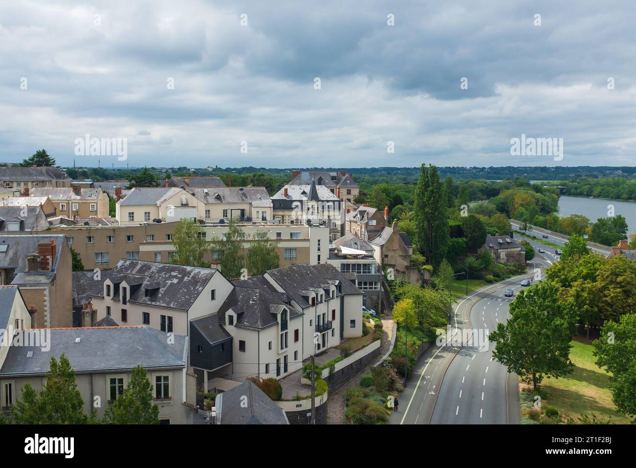 Angers, Francia, 2023. Vista delle case che costeggiano la superstrada che corre lungo il fiume Maine, vista dalla Château d'Angers Foto Stock