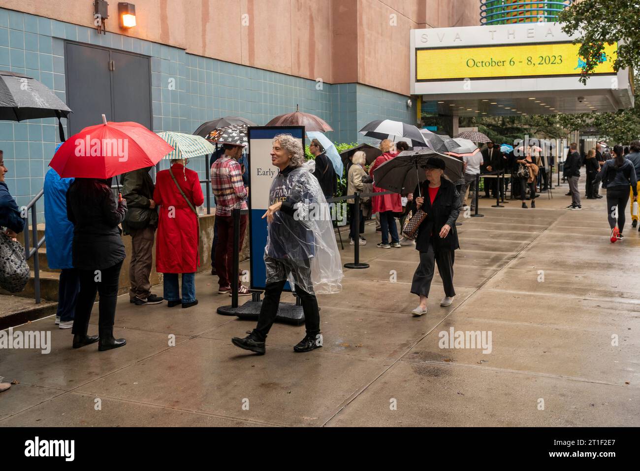 I possessori di biglietti si mettono in fila per partecipare al New York Festival presso lo SVA Theatre di Chelsea a New York sabato 7 ottobre 2023. (© Richard B. Levine) Foto Stock