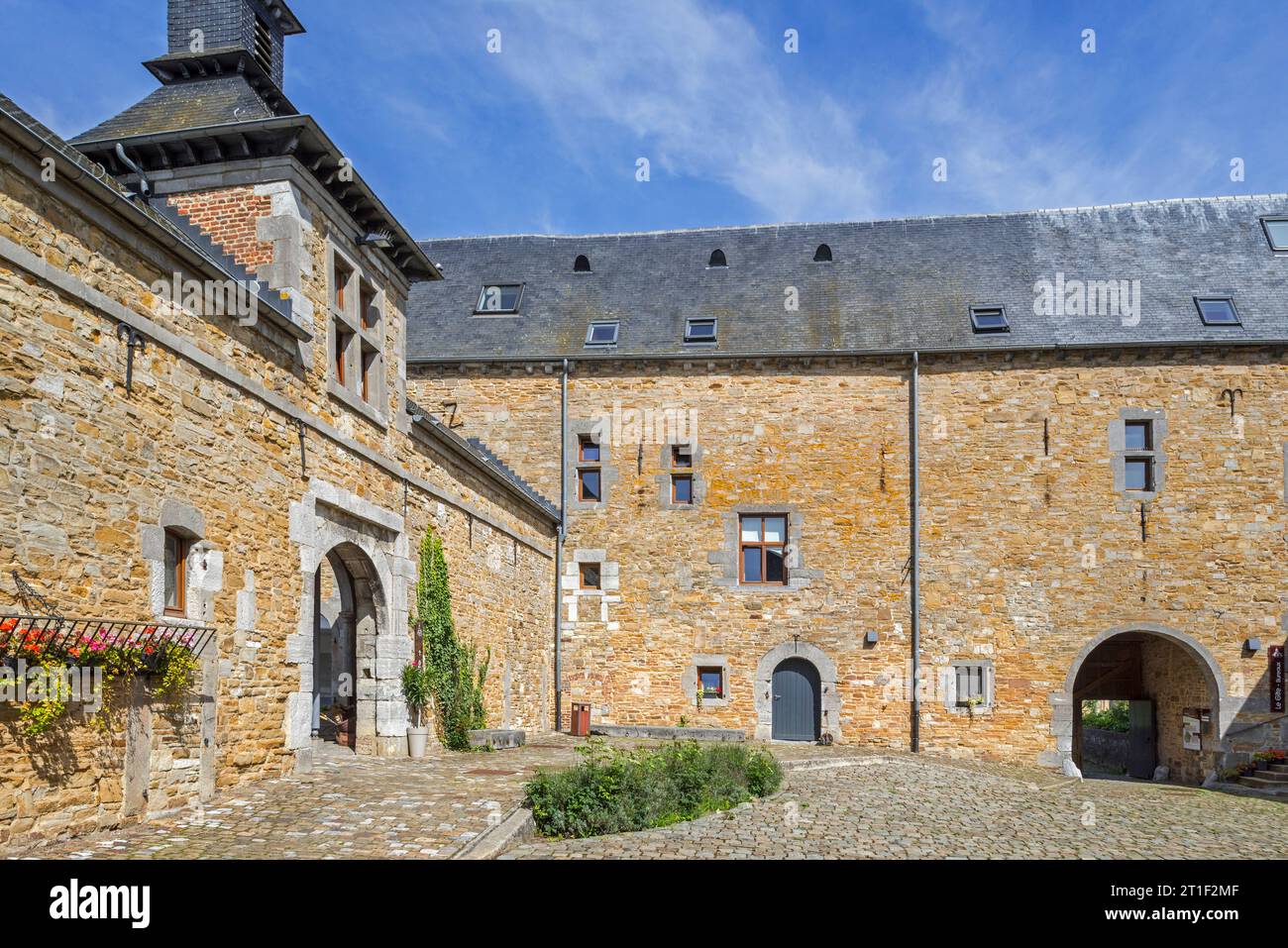 Château-ferme de Courrière, fattoria fortificata del XVII secolo a Courrière vicino Assesse, provincia di Namur, Ardenne belghe, Vallonia, Belgio Foto Stock