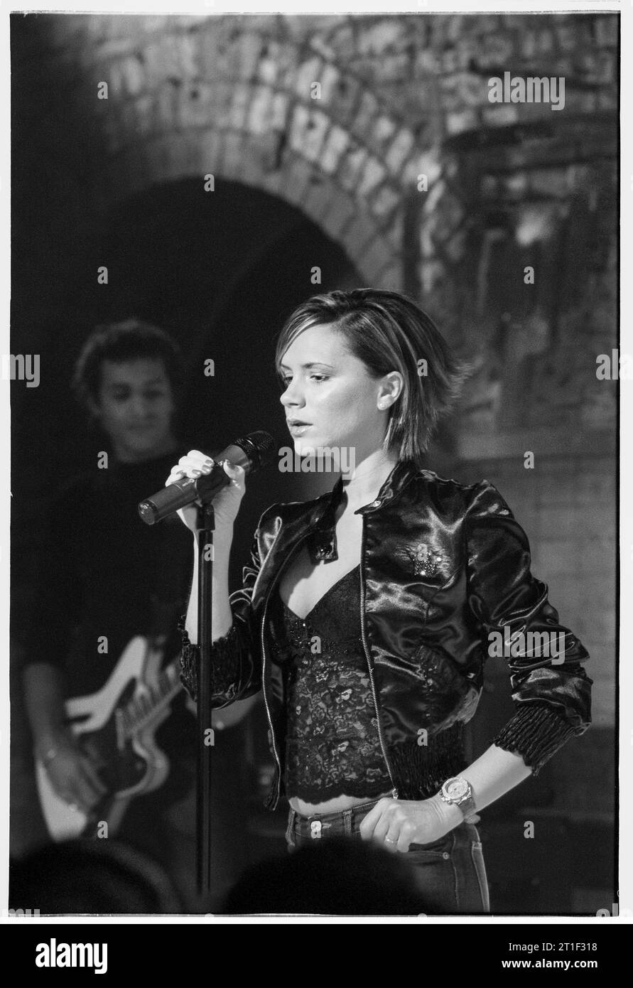 VICTORIA BECKHAM, GALLES, 2002: Victoria Beckham nello show televisivo gallese Popfactory durante il lancio della sua carriera solista a Porth, Rhondda, Galles, Regno Unito nel gennaio 2002. In questa apparizione la cantante pop delle Spice Girls ha eseguito i singoli Not Such an Innocent Girl e A Mind of IT's Own del suo album di debutto Victoria Beckham. Foto: Rob Watkins Foto Stock