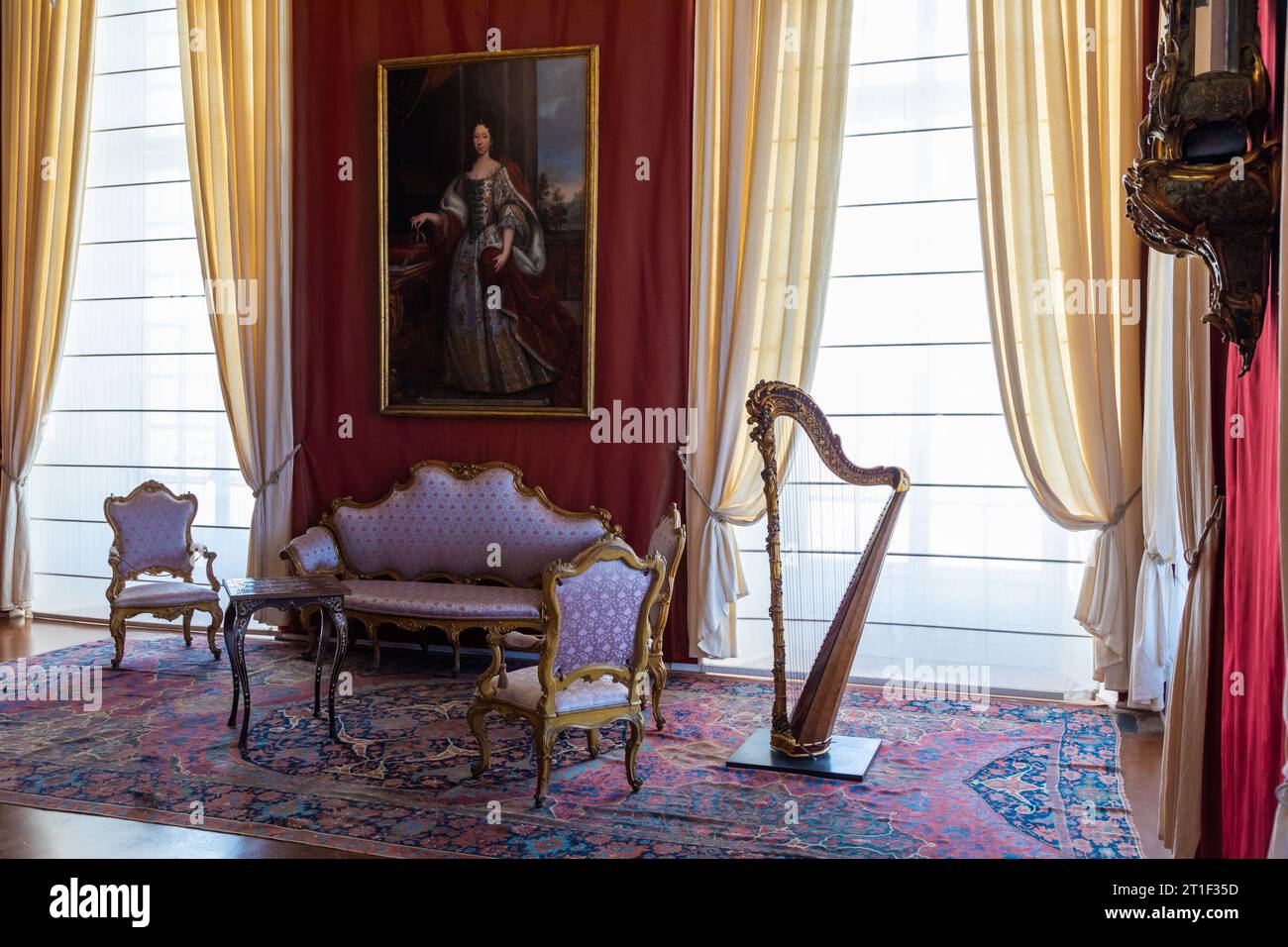 Venaria reale, Italia - Febbraio 2023: Interni di lusso, vecchio Palazzo reale. Prospettiva con arpa, finestra e decorazione barocca. Foto Stock