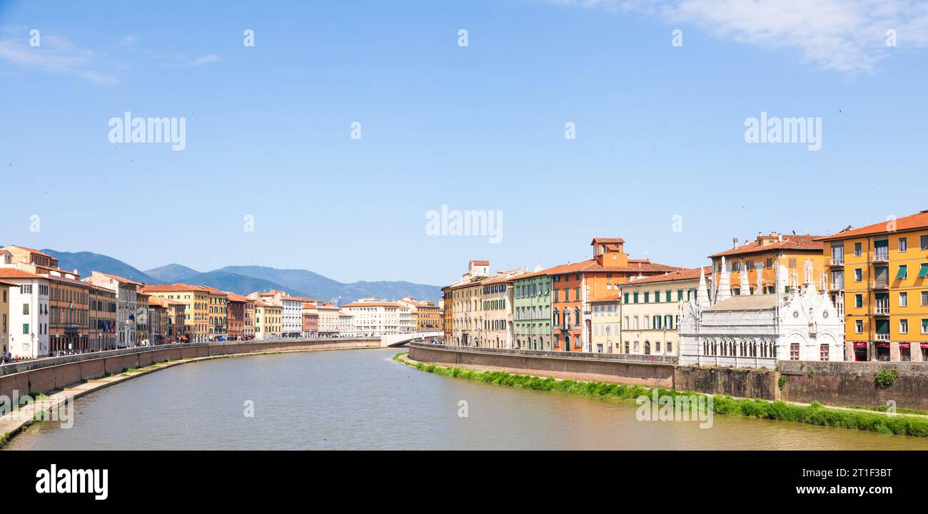 Pisa, Italia - 29 giugno 2023: Edifici colorati sul fiume Arno. Skyline urbano, destinazione di viaggio. Foto Stock