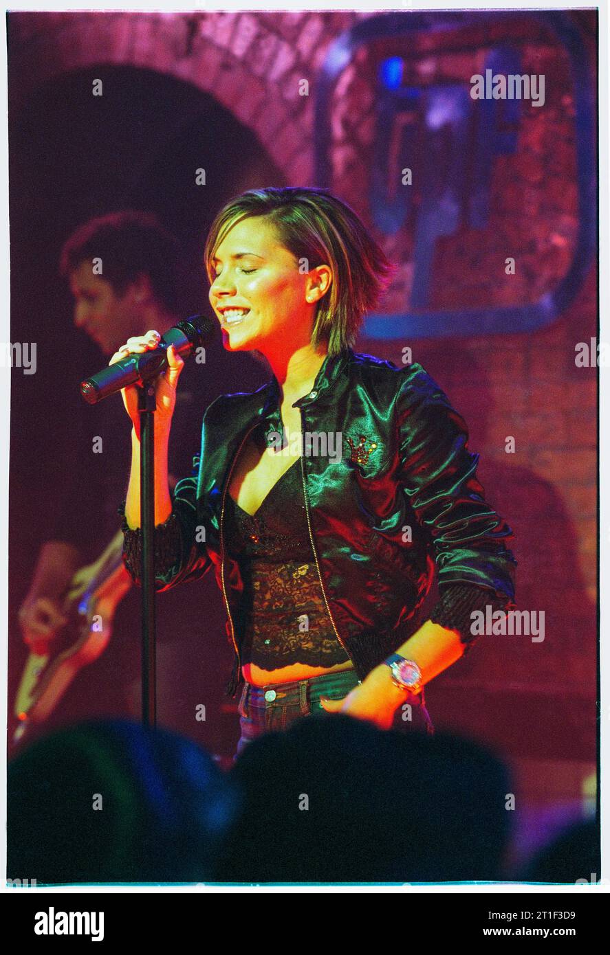 VICTORIA BECKHAM, GALLES, 2002: Victoria Beckham nello show televisivo gallese Popfactory durante il lancio della sua carriera solista a Porth, Rhondda, Galles, Regno Unito nel gennaio 2002. In questa apparizione la cantante pop delle Spice Girls ha eseguito i singoli Not Such an Innocent Girl e A Mind of IT's Own del suo album di debutto Victoria Beckham. Foto: Rob Watkins Foto Stock