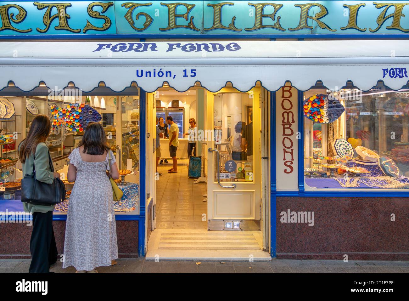 Palma, Spagna; settembre-09, 2023: Vetrina di una vecchia e popolare pasticceria e cioccolateria a Palma di Maiorca (Spagna) con prodotti tipici dell'isola Foto Stock