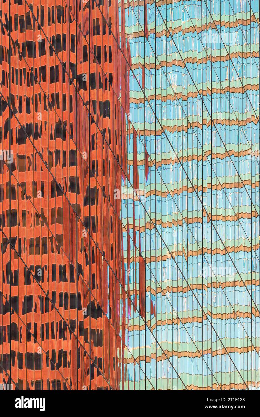 Astratto architettonico di riflessi colorati su pareti di vetro di grattacieli moderni su Adelaide Street nel centro di Toronto, Ontario Foto Stock