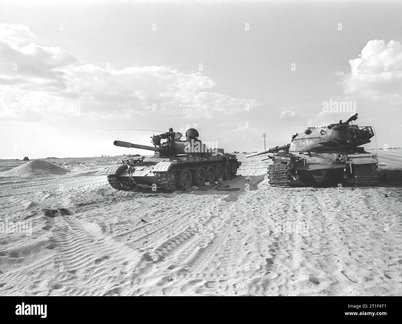 GUERRA DELLO YOM KIPPUR. CARRI ARMATI EGIZIANI DANNEGGIATI ABBANDONATI NEL DESERTO DEL SINAI. Foto IDF di TOMARKIN YIGAL Foto Stock