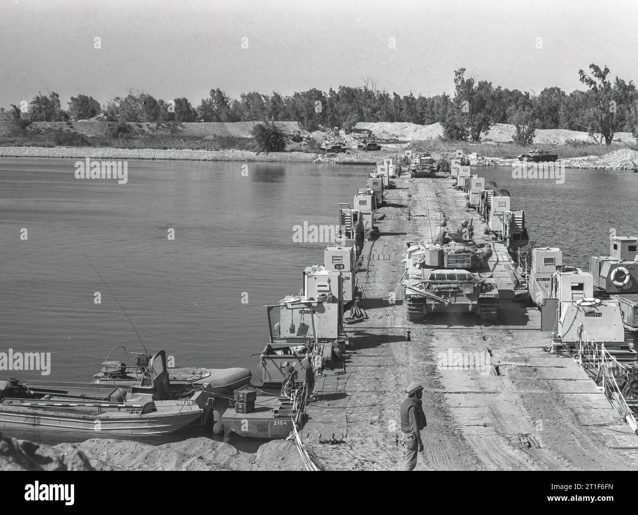 GUERRA DELLO YOM KIPPUR. RINFORZI DEI CARRI ARMATI CHE ATTRAVERSANO LA TESTA DI PONTE SULLA SPONDA OCCIDENTALE DEL CANALE DI SUEZ. Foto Stock