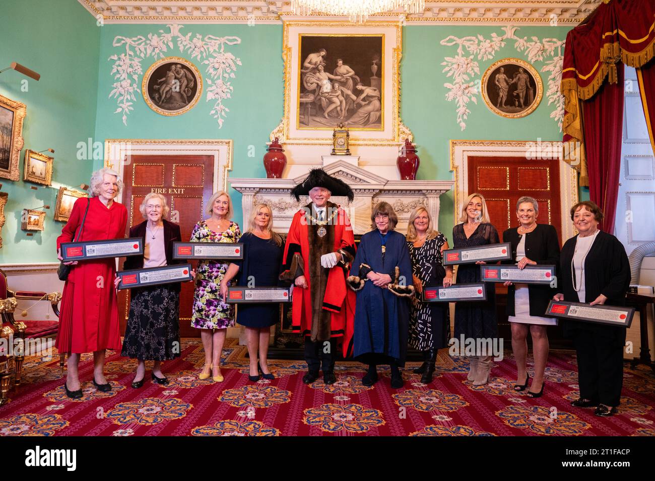 (Da sinistra a destra) Hilary Pearson, Anthea Gaukroger, Michelle McAtee, Christine Spencer, Lord Mayor Nichols Lyons, Chief commoner Ann Holmes, Linda Treacy, Sarah Danes, Janet Stevens e Beryl Gayler, alle prime donne commercianti di City viene data la libertà della città di Londra alla Mansion House in riconoscimento dei loro risultati rivoluzionari nel settore dei servizi finanziari della capitale. Data immagine: Venerdì 13 ottobre 2023. Foto Stock