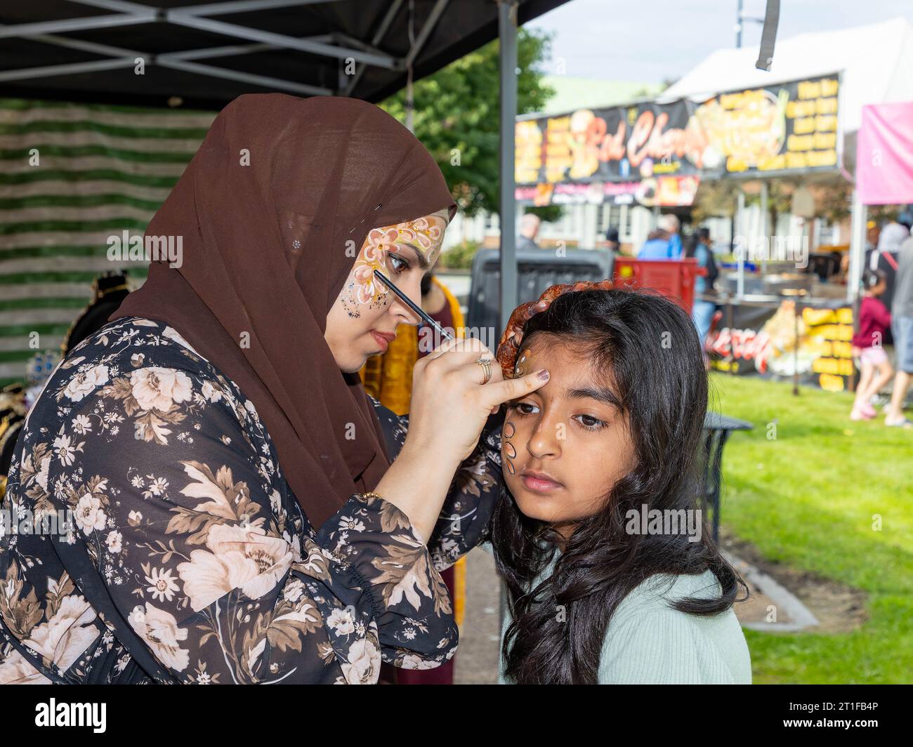 La Warrington Ethnic Communities Association (WECA) ha tenuto il loro festival annuale MELA che costruisce con successo la coesione della comunità e sostiene l'integrazione Foto Stock