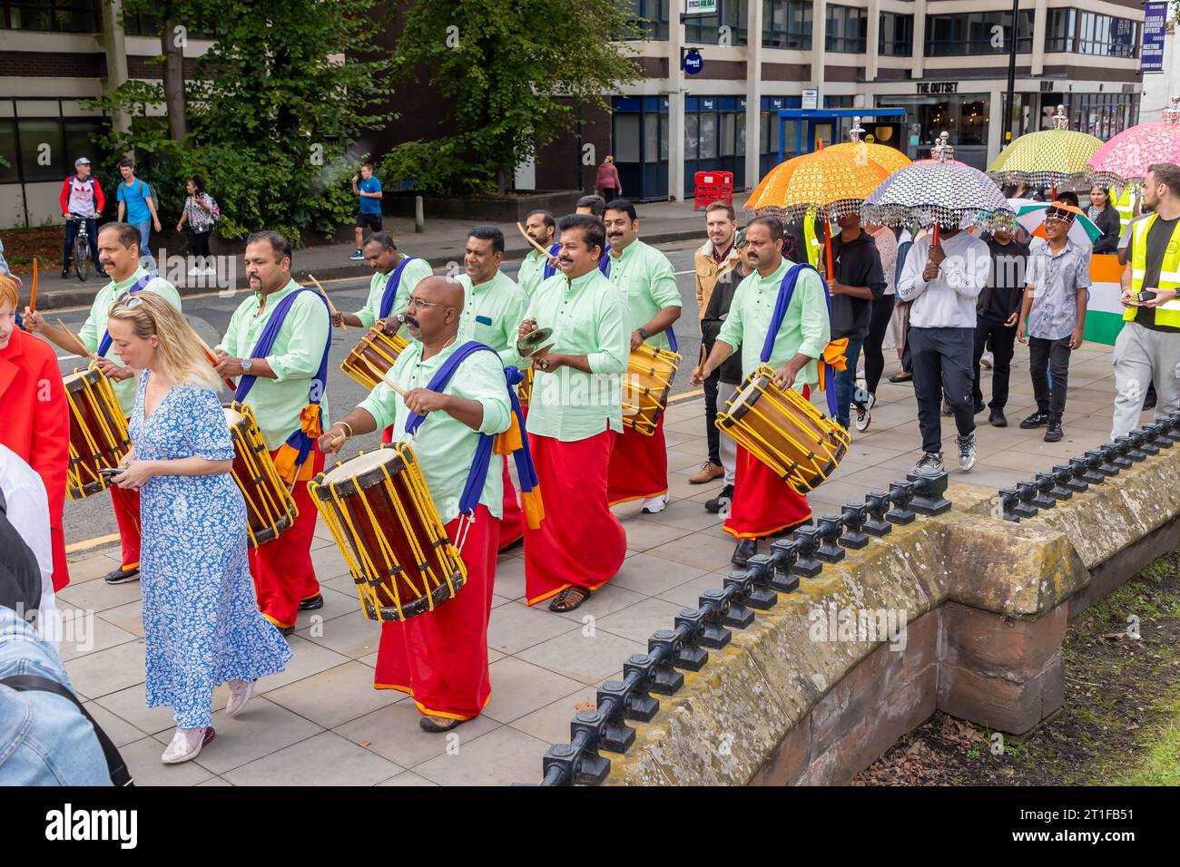 La Warrington Ethnic Communities Association (WECA) ha tenuto il loro festival annuale MELA che costruisce con successo la coesione della comunità e sostiene l'integrazione Foto Stock