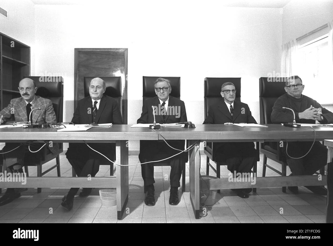 PRIMO MEETNG A GERUSALEMME DELLA COMMISSIONE D'INCHIESTA PER PRIBE LA CONDOTTA DELLA GUERRA DI OTTOBRE (GUERRA DI YOM KIPPUR). L-R,Y. YADIN, MOSHE LANDOI, SHIMON AGRANAT, IO NEBENTZAL E LASKOV. Foto IDF di Sa'AR Ya'ACOV Foto Stock