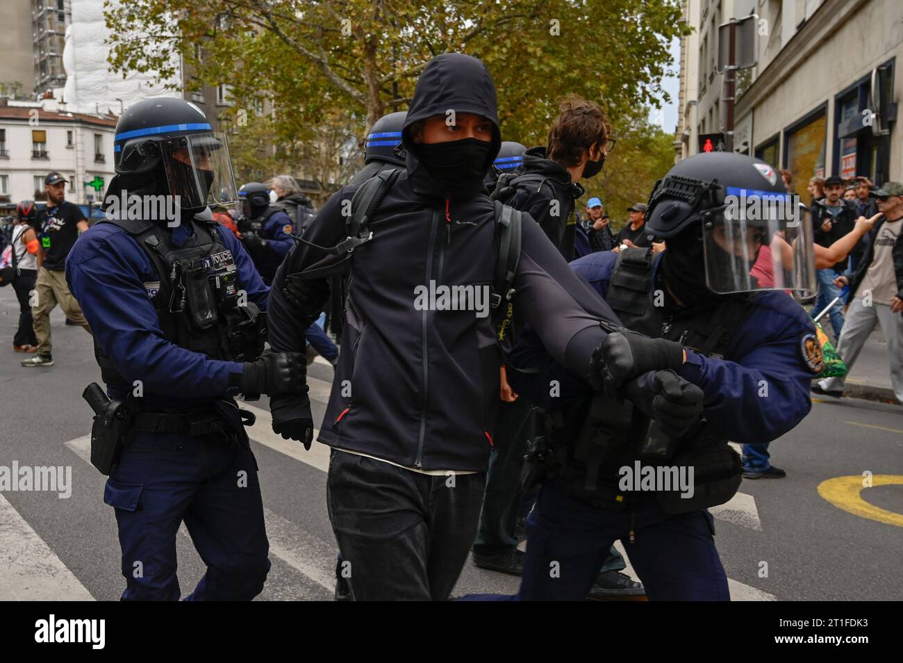 Parigi, Francia. 13 ottobre 2023. Julien Mattia/le Pictorium - manifestazione interprofessionale contro l'austerità - 13/10/2023 - Francia/Ile-de-France (regione)/Parigi - blocco nero arrestato a Parigi il 13 ottobre 2023 durante la manifestazione interprofessionale contro l'austerità, per salari e parità di genere. Crediti: LE PICTORIUM/Alamy Live News Foto Stock