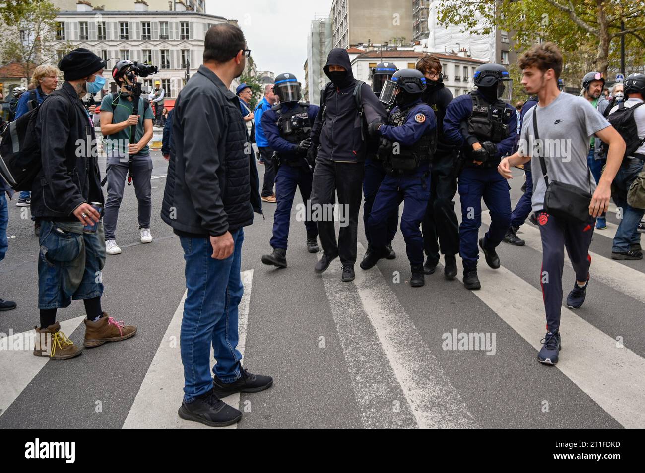 Parigi, Francia. 13 ottobre 2023. Julien Mattia/le Pictorium - manifestazione interprofessionale contro l'austerità - 13/10/2023 - Francia/Ile-de-France (regione)/Parigi - blocco nero arrestato a Parigi il 13 ottobre 2023 durante la manifestazione interprofessionale contro l'austerità, per salari e parità di genere. Crediti: LE PICTORIUM/Alamy Live News Foto Stock