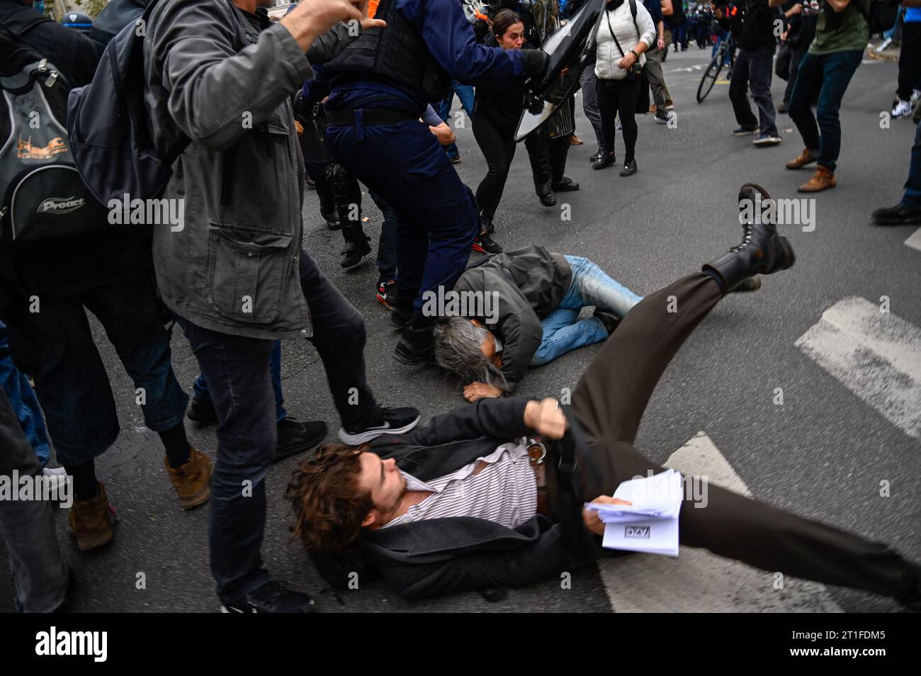 Parigi, Francia. 13 ottobre 2023. Julien Mattia/le Pictorium - manifestazione interprofessionale contro l'austerità - 13/10/2023 - Francia/Ile-de-France (regione)/Parigi - blocco nero arrestato a Parigi il 13 ottobre 2023 durante la manifestazione interprofessionale contro l'austerità, per salari e parità di genere. Crediti: LE PICTORIUM/Alamy Live News Foto Stock
