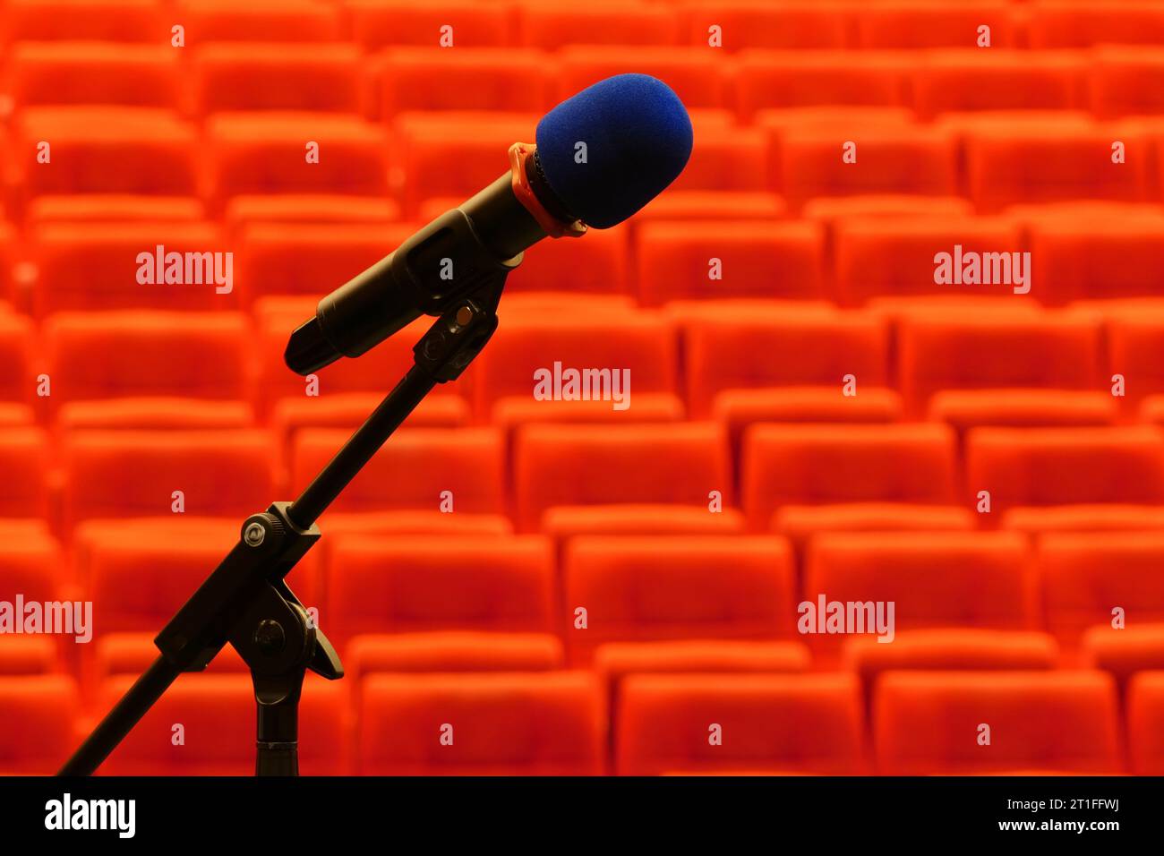 microfono davanti a un auditorium vuoto Foto Stock