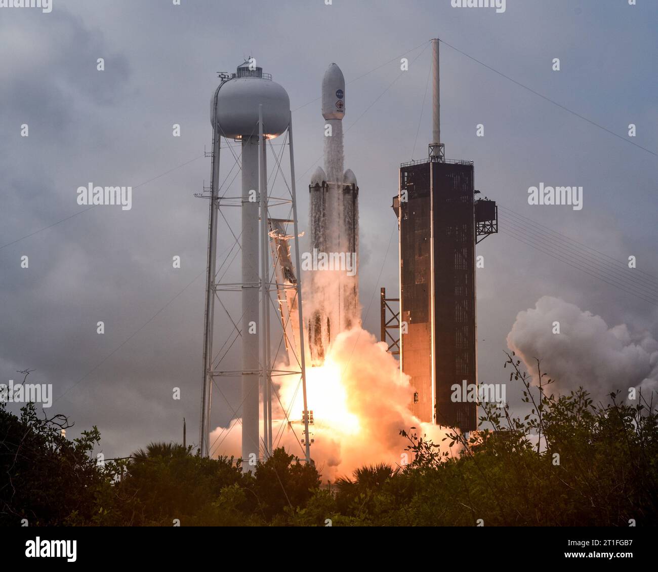 Il razzo SpaceX Falcon Heavy lancia il satellite PSYCHE della NASA alle 10:19 dal complesso 39A al Kennedy Space Center, Florida, venerdì 13 ottobre 2023. PSYCHE viaggerà per quasi sei anni prima di orbitare ed esplorare l'asteroide ricco di metalli con lo stesso nome. Foto di Joe Marino/UPI Credit: UPI/Alamy Live News Foto Stock
