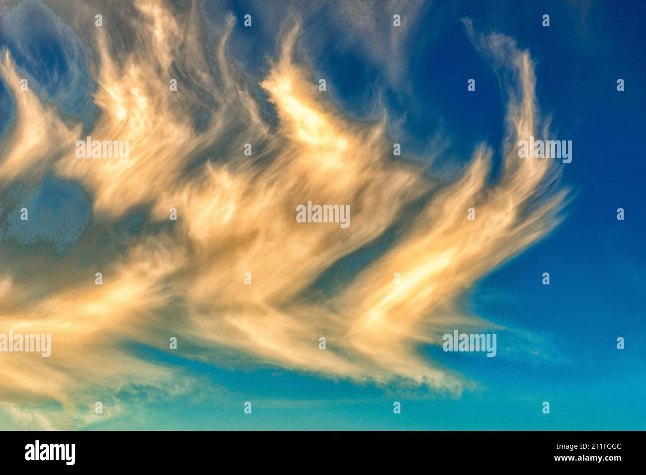 Cielo con nuvole di cirrus ardenti Foto Stock