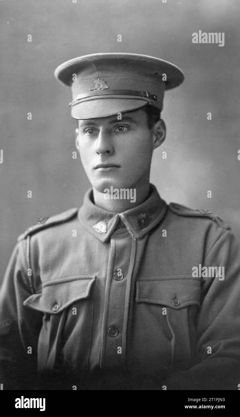 . 27 battaglione di fanteria australiana, Australian Imperial Force (AIF) Lt Olifent di Henley Beach, Australia, arruolato il 25 febbraio 1915 e ha navigato per il Medio Oriente del 31 maggio. Dopo un periodo in Egitto nel mese di Luglio - Agosto 1915, fu inviato al fronte occidentale. Lt Olifent fu commissionata nel campo durante la Battaglia delle Somme il 10 agosto 1916, ma è stato ucciso in azione, di età compresa tra 29 a Flers il 5 novembre 1916. Egli è commemorato l'Villers-Bretoneux Memorial. Facce della Prima Guerra Mondiale per saperne di più su questa prima guerra mondiale centenario progetto presso www.1914.org/faces. Questa immagine è da I Foto Stock