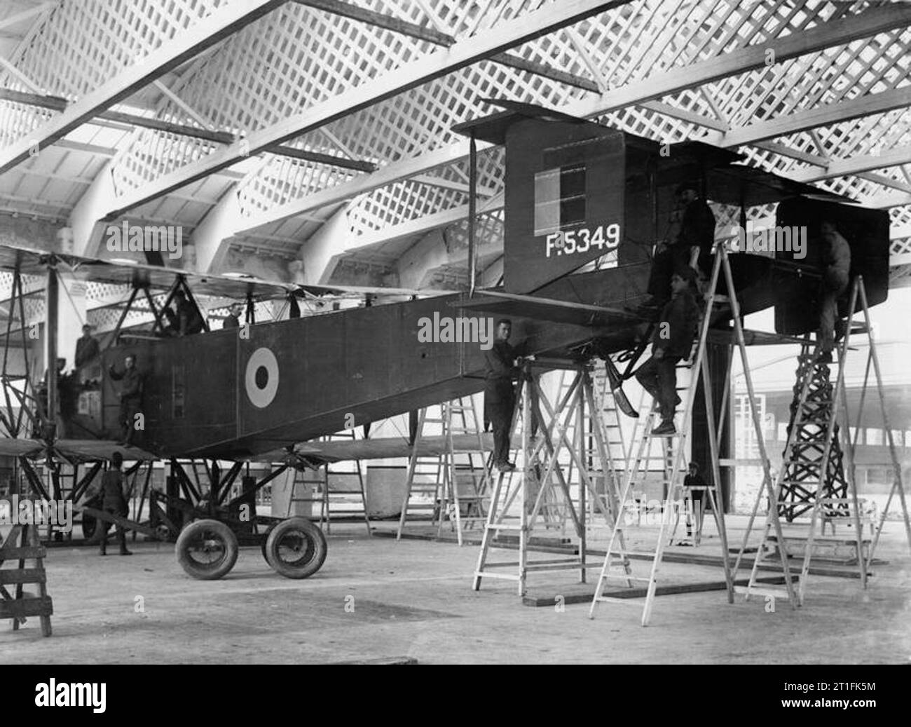 British Aircraft produzione nella prima guerra mondiale Handley Page bombardiere 0/400 in costruzione. Numero di serie F5349. Ford Junction, Sussex. Foto Stock