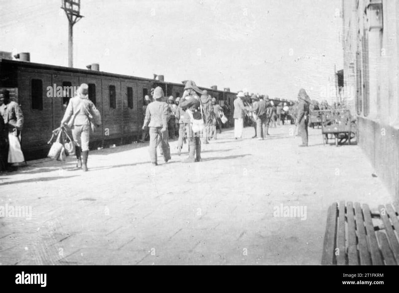 Generale Kitchener e la Anglo-egiziano campagna del Nilo, 1898 uomini del 1° Grenadier Guards a bordo di un treno alla stazione di Cairo. Foto Stock