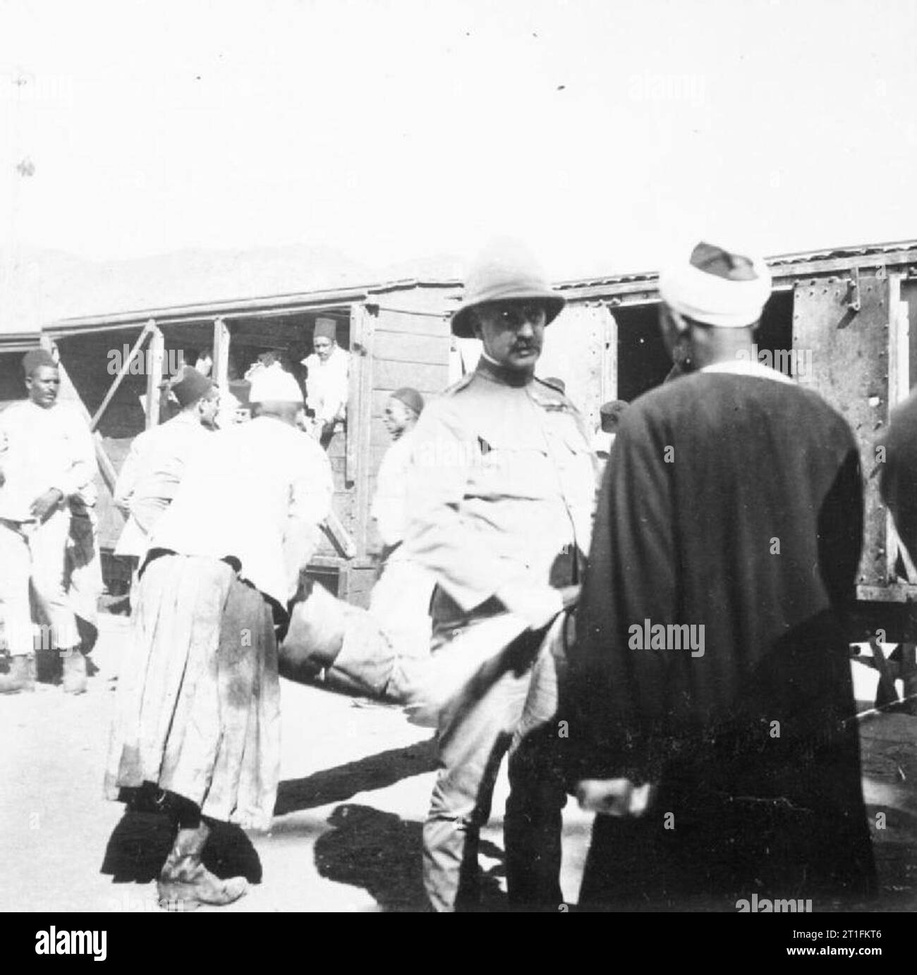 Generale Kitchener e la Anglo-egiziano campagna del Nilo, 1898 Il Direttore dell'Intelligence militare Colonnello Sir Francis Wingate, parlando di un arabo sui civili lasciando un treno sul Sudan ferroviaria Militare, possibilmente vicino Atbara. Il colonnello Wingate parlava fluentemente arabo. Il mondo arabo è probabilmente Mohammed Fadl, una spy di sudanesi dal Darfur che era incarcerato e mutilata dalla Khalifa. La sua mano destra e il piede sinistro era stata amputata come punizione. Foto Stock