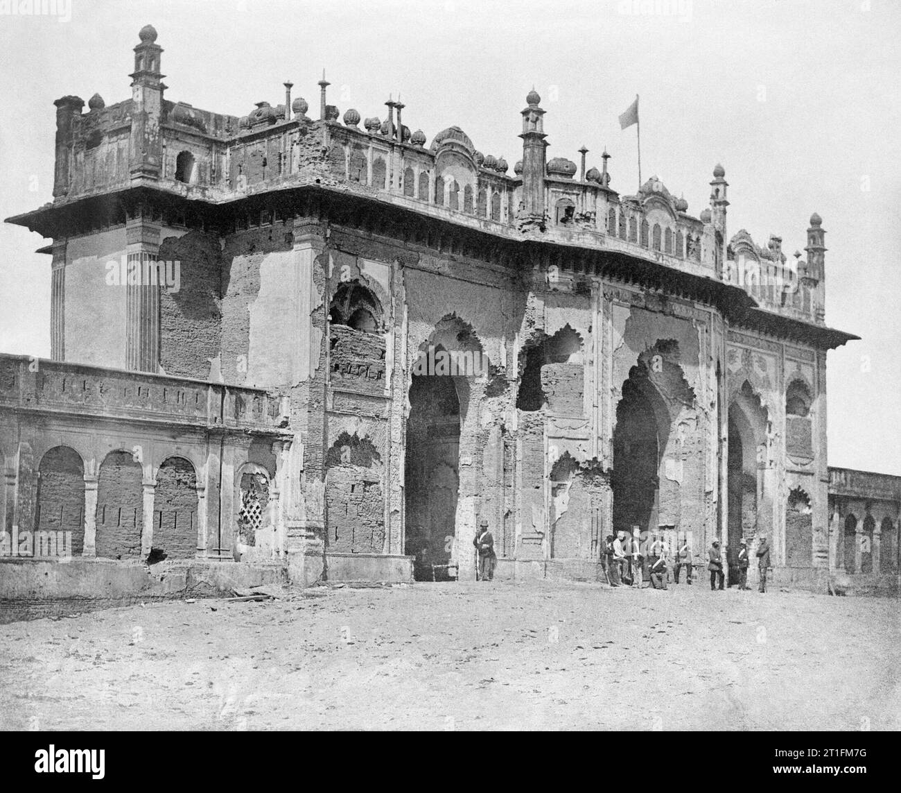 L ammutinamento indiano 1857-1859 postumi dell assedio di Lucknow. La porta danneggiata del piccolo Imambara (Chota Imambara) a Lucknow, con i membri della Madras Fusiliers davanti, poco dopo la British infine ripreso il controllo della città di Lucknow nel marzo 1858. Il piccolo Imambara fu costruito da Muhammad Ali Shah nel 1837 come parte di un sollievo di carestia e di progetto era destinato a servire come il proprio mausoleo. Foto Stock