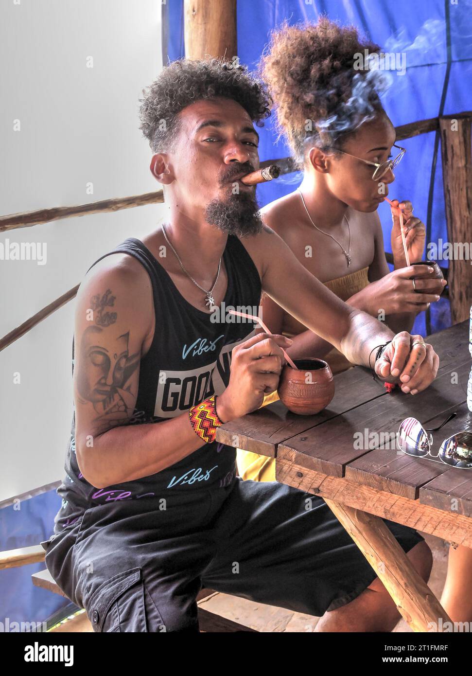 Gente che assaggia sigari a Vinales, Cuba. Foto Stock