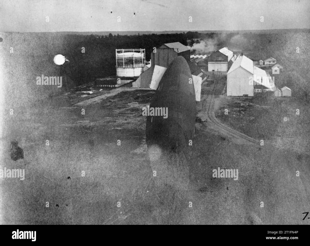 Aeromobili e palloncini utilizzati da alcuni dei pionieri dell'aria che erano contemporaneo con Samuel Franklin Cody. Un dirigibile in volo nella parte anteriore del dirigibile capannoni. Foto Stock